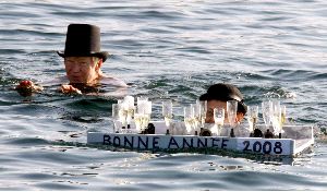 UN TOQUE DE GLAMOUR. Unos bañistas brindaron por el Año Nuevo en         el lago Ginebra, en Suiza. Metidos en el agua, pero con su sombrero. Y con el suficiente champán para que no se les aguase la fiesta. / DOMINIC FAVRE