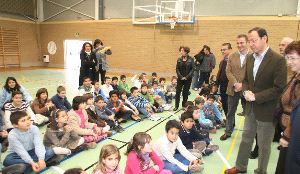 AUTORIDADES. El alcalde Miguel Ángel Cámara, junto a la directora del centro y el concejal de Deportes, saluda a los alumnos.  /J. LEAL