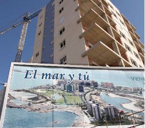OBJETIVO. Promoción de un edificio de pisos en la zona norte de La                            Manga. / J. M. RODRÍGUEZ / AGM