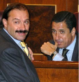 EN EL HEMICICLO. Martínez-Pujalte conversa con Eduardo Zaplana en una sesión del Congreso, en una foto de archivo. / EFE