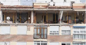 AL DESCUBIERTO. Toda la fachada saltó por los aires a causa de la deflagración. Desde la calle se ven todas las habitaciones. / M. BUESO