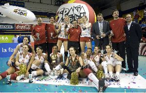 CAMPEONAS. Jugadoras, técnicos y directivos del Grupo 2002 posan tras su triunfo en la final de ayer. / EFE