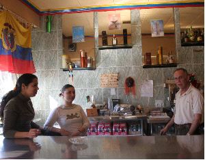 TORRE PACHECO. Dos empleadas del bar Latino, con el dueño, José Zapata. / J. M. RODRÍGUEZ
