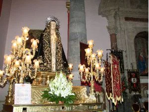 EN SU TEMPLO. La Virgen de la Soledad, ya en la parroquia, sobre su trono. / JUAN LEAL