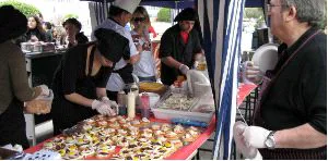 PREPARATIVOS. Varios jóvenes preparan las tapas en uno de los locales instalados en la explanada del recinto ferial. / C. 0.