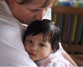 CARIÑO. Una mujer abraza a su hija guatemalteca adoptada. / AP