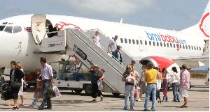 EN TIERRA. Un grupo de turistas británicos llega al aeropuerto de San Javier el pasado verano. / JUAN LEAL