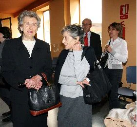 FUNERAL. Ana de la Cierva, hermana del fallecido, y su viuda, Blanca Alvear, ayer mañana, en el tanatorio Arco Iris. / VICENTE VICENS/AGM