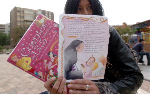 INDIGNADA. Pilar Calero muestra el libro de cuentos y una de las hojas arrancadas por su hija María, de seis años. / G. CARRIÓN / AGM