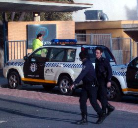 MOVILIZACIÓN. Agentes de la Policía Local de Molina de Segura, en la puerta del colegio San Jorge, en la tarde de ayer. / G. CARRIÓN