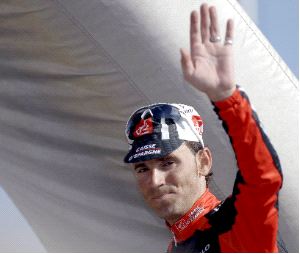DELANTE DE REBELLIN. Valverde saluda al subir al podio de Lieja. / REUTERS