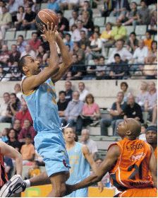 CONTRA EL PAMESA. Risacher encesta en el ultimo partido que ha jugado el Polaris en la ACB. / EFE