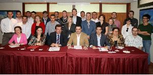 'NUEVO PROYECTO SOCIALISTA'. Presentación del grupo, ayer en un hotel de Murcia. Sentados, de izquierda a derecha, María Dolores Abellón (Murcia), Marisol Sánchez Jódar (Lorca), José Zapata (Murcia), Juan Luis Martínez (Cartagena), Marcos Ros (Murcia), Eva Abad (Archena), César Gomariz (Santomera). De pie, de izquierda a derecha, Antonio Francisco Ferrán, Francisco José Caravaca, Juan Luis Soto, Antonio Peñas, Rubén Castillo, Carmen Madrid, Francisco Aznar, José Manuel Abellán, José Tornero, Antonio Belchí, Ana María García, Manolo Sevilla, José Díaz, Juan Jesús Moreno, Juan Manuel González, Isabel Moreno, Ana Isabel Lario, Jesús Ortuño, Vanesa Mateos, Diego José Mateos y María del Carmen Morales. / JUAN LEAL