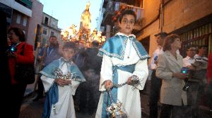 PROCESIÓN. Dos monaguillos esparcen incienso al paso de la Virgen de Fátima. / V. VICENS / AGM