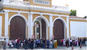 ESPERANDO. Los visitantes a los que al principio no dejeban entrar, en la puerta del Arsenal. / P. S. / AGM