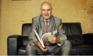 SABIO. El paleoantropólogo Emiliano Aguirre, primer director de la excavación de Atapuerca. JESÚS DÍAZ