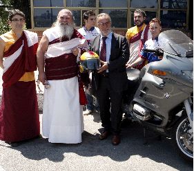 MÁS PROTECCIÓN. El director de la DGT, Pere Navarro, en el centro con el casco, junto a los monjes budistas, ayer. / EFE