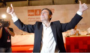 CUATRO AÑOS MÁS. Pedro Saura, en un gesto victorioso, tras salir reelegido anoche secretario general del PSRM-PSOE. / NACHO GARCÍA