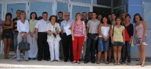 CLASES DE VERANO. Ponentes y organizadores del curso posan con los alumnos, el lunes. / LA VERDAD