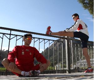 PENDIENTES. Entrenamiento conjunto de los marchadores ciezanos Juanma Molina -de rojo- y Benjamín Sánchez. / M. BUESO