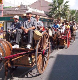 TODAS LAS EDADES. Mayores y pequeños se pasean por una calle de                 Los Alcázares. / R. FRANCÉS / AGM