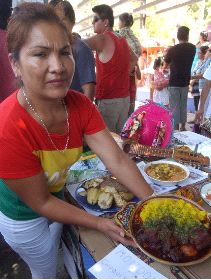 GASTRONOMÍA. Una mujer muestra platos típicos de Bolivia ayer en La Seda. / ISRAEL SÁNCHEZ / AGM