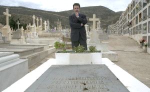 UN LUCHADOR. El diputado socialista, Juan Durán, frente a la losa donde están los restos de su abuelo y de otros            cientos de fusilados. . / J.M.RODRÍGUEZ