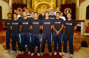 ESTRENO. El equipo masculino murciano de voleibol se presentó ayer en la sede de la UCAM. / ISRAEL SÁNCHEZ / AGM