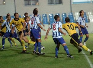 EL RUBIAL. Una jugada del partido Águilas-Alcorcón disputado anoche. / PACO ALONSO / AGM