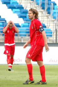 DESOLACIÓN. El capitán David Franch y De la Cruz se lamentan por uno de los goles encajados. / GECA SPORT