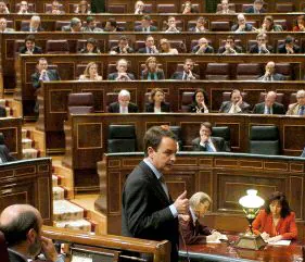 HEMICICLO. Zapatero interviene desde su escaño durante una sesión de control al Ejecutivo en el Congreso de los Diputados. / EFE