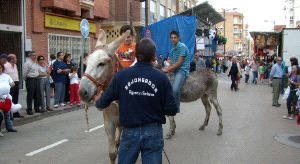 DIVERSIÓN. Un par de jóvenes sobre sus monturas, ayer, en plena calle Mayor de La Unión. / LA VERDAD