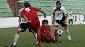 DISPARO. Una jugada del encuentro de ayer en el campo del Mérida. / JERO MORALES