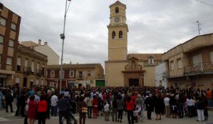 EXPECTACIÓN. El templo se quedó pequeño para tanta gente. / ANDRÉS NIETO