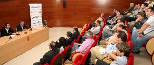 EXPECTACIÓN. El numeroso público que acudió a la sala del edificio Moneo siguió con atención las explicaciones de Javier Clemente, que respondió a todas cuantas cuestiones se le       plantearon. / V. VICENS