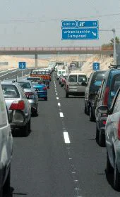 GRÚA. Tráfico intenso en la autovía Totana-Mazarrón que, junto con el tramo de Alhama-Mazarrón,  es una de las últimas infraestructuras de comunicación construidas en la Comunidad. / J. CARRIÓN / AGM