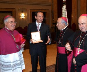 HACE TRES AÑOS. Reig Pla, el alcalde Cámara, el nuncio del Papa y el arzobispo Manuel Ureña.  / NACHO GARCIA/AGM