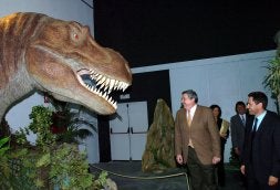 El ex alcalde Manuel Hurtado, en una exposición sobre dinosaurios en CeutImagina, en el año 2005. / GUILLERMO CARRIÓN/AGM