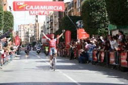 . El ciclista murciano Javier Chacón celebra la victoria al llegar a la meta en Alcantarilla./ JOSÉ MARÍA FALGAS