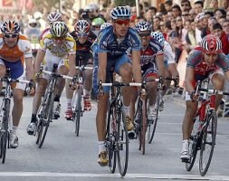 Rubén Plaza, en el centro, ganando la cuarta etapa de la Vuelta. / EFE