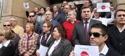 Trabajadores, representantes sindicales y la plana mayor del Servicio Murciano de Salud, ayer en la concentración en repulsa por el asesinato. / MARTÍNEZ BUESO / AGM / Vídeo: Canal 6