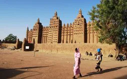 La Gran Mezquita de Djenné es el mayor edificio sagrado construido con adobe del mundo. / REPORTAJE FOTOGRÁFICO: ENRIQUE GOMICIA