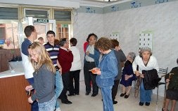 Vecinos de la diputación en el centro cívico esperando para firmar ante              notario. / ASOCIACIÓN PRO AYUNTAMIENTO