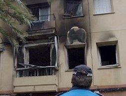 Un agente inspecciona la casa siniestrada. / P. A. / AGM / Vídeo: Canal 6