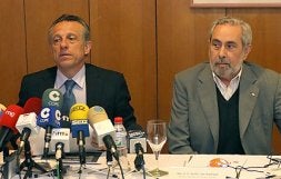 Aurelio Luna y Juan Luis Chillón, presidente y vicepresidente de Cruz Roja. / R. FRANCÉS/AGM