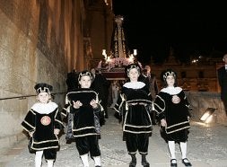 Grupo de pequeños que precedían a la Virgen de la Soledad.. / SONIA M. LARIO / AGM