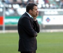 El entrenador del Murcia, ayer durante el encuentro. / GUILLERMO CARRIÓN / AGM