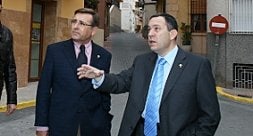 Marcos Nogueroles junto al alcalde, José Bolarín. / LV