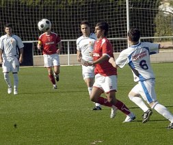Un jugador local se lleva el balón entre dos rivales del Calasparra. / P. ALONSO / AGM