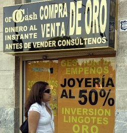 Fachada de un local de compraventa de oro en la Gran Vía de Murcia. / G. CARRIÓN/ AGM  Exposición de joyas de segunda mano en Cash Converters. / G. C/AGM